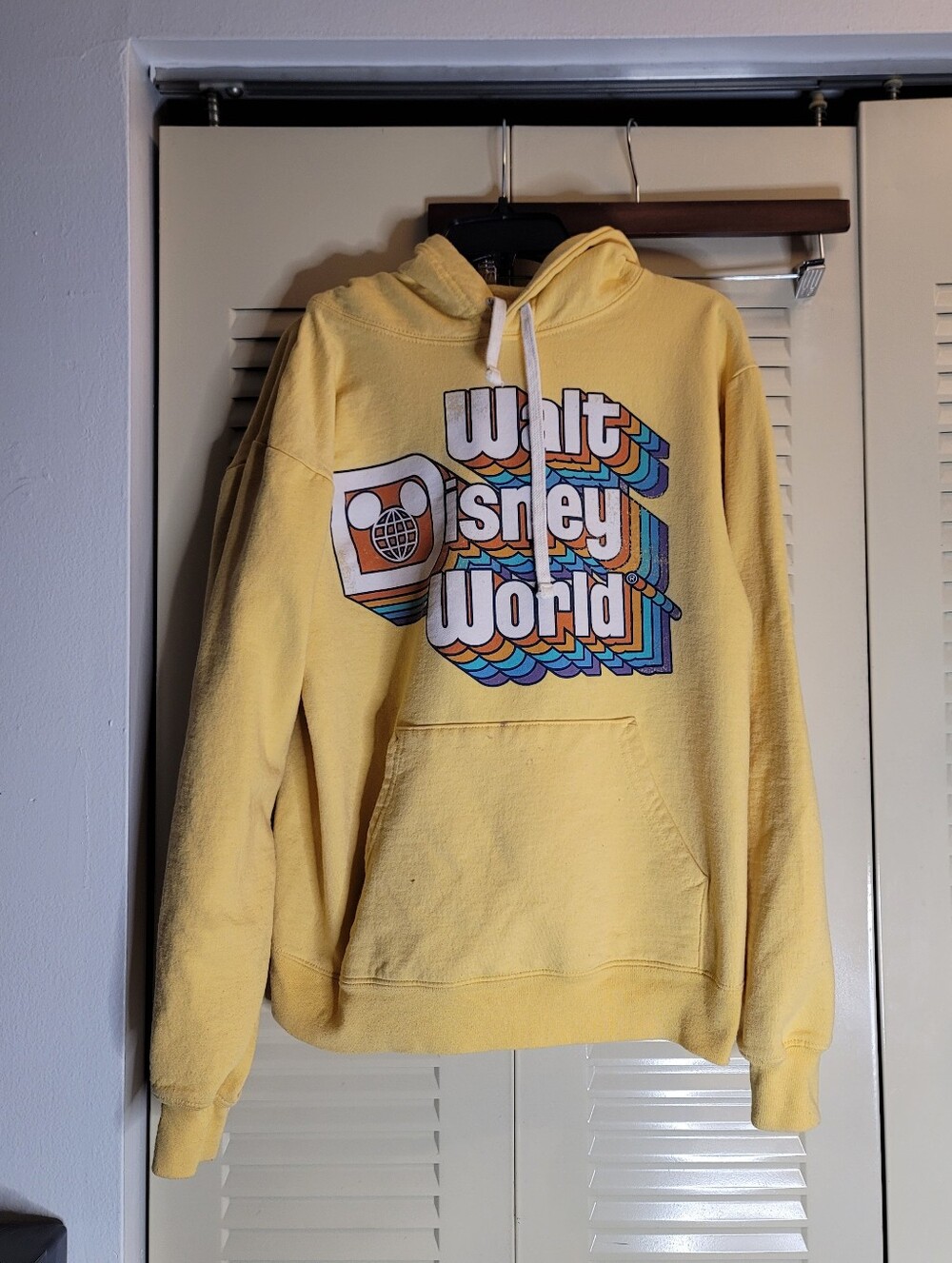 Walt Disney World Hoodie Mens Small Pullover Retro Graphic Sweatshirt Yellow